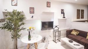 - un salon avec un canapé et une table dans l'établissement Smart Confort 8 - Studio confort et stylé, à Troyes