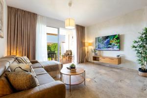 プエルト・デ・サンティアゴにあるSunshine Luxury Vacation Houseのリビングルーム(ソファ、テレビ付)