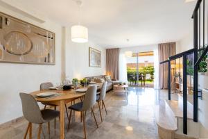 comedor y sala de estar con mesa y sillas en Sunshine Luxury Vacation House en Puerto de Santiago