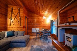 ein Wohnzimmer mit einem Sofa und einem Tisch in der Unterkunft Rural Log Cabin Retreat near Coed y Brenin by Seren Short Stays in Ffestiniog