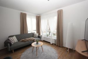 sala de estar con sofá y mesa en Ferienwohnung Bad Saarow, Seestr. 2, en Bad Saarow