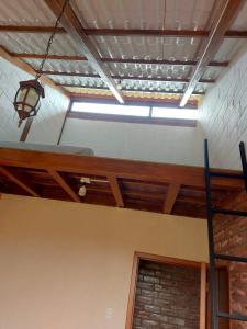 una lámpara colgando del techo de una habitación en HOSTERÍA QUINTA INÉS MARÍA, en Chambo