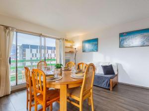 a dining room with a table and chairs and a couch at Appartement Saint-Lary-Soulan, 3 pièces, 10 personnes - FR-1-296-490 in Saint-Lary-Soulan