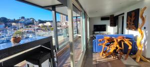 Вид на басейн у Bel appartement avec vue panoramique sur le port або поблизу