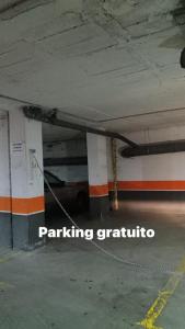 un garage avec une voiture garée dans une structure de stationnement dans l'établissement ERASE OTRA VEZ en sierra nevada, à Sierra Nevada