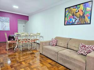 a living room with a couch and a table at Apt Centro de Foz, para até 8 pessoas com garagem in Foz do Iguaçu