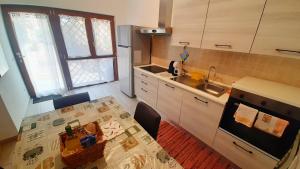 Kuchyň nebo kuchyňský kout v ubytování Comfy&Cozy Flat in Fiumicino center