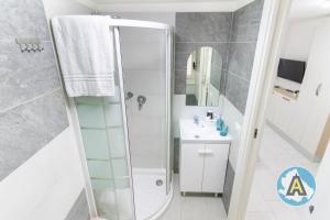 La salle de bains est pourvue d'une douche et d'un lavabo. dans l'établissement Casa Arcobaleno 57p, à Pescara