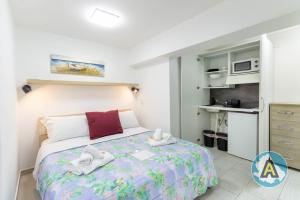 a small bedroom with a bed and a kitchen at Casa Arcobaleno 57p in Pescara