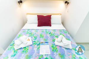 - une chambre dotée d'un lit avec un couvre-lit bleu et vert dans l'établissement Casa Arcobaleno 57p, à Pescara
