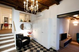 sala de estar con silla y lámpara de araña en 25 Lazzaro Bonamigo en Bassano del Grappa