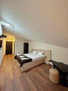 فندق إمبيريال في تبليسي: غرفة نوم بسرير وطاولة ومكتب