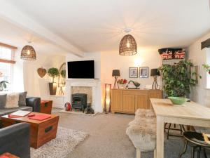 uma sala de estar com televisão e lareira em Flat 2, The Maltings em Oakham