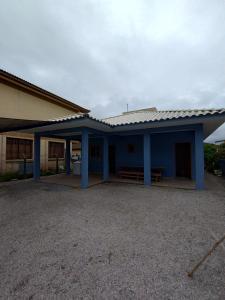 een blauw gebouw met een tafel ervoor bij Casa de praia in Florianópolis