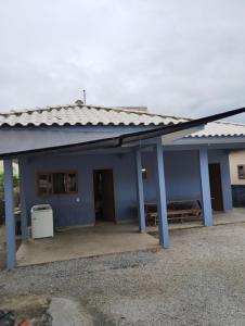 una casa blu con un patio di fronte di Casa de praia a Florianópolis