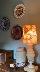 stół z lampką i płytkami na ścianie w obiekcie Dilectus (Via Caput) w mieście Lokeren