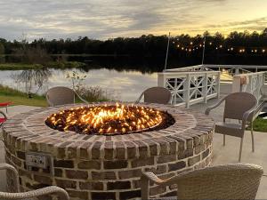 een vuurplaats in een tuin met stoelen eromheen bij CreekFire RV Resort in Savannah