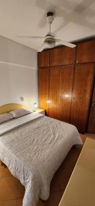 Schlafzimmer mit einem Bett und einem Deckenventilator in der Unterkunft Departamento Centro Mendoza in Mendoza