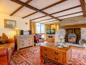 un soggiorno con divano e camino di 5 Bed in Brecon BN038 a Llanspyddid