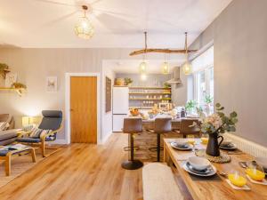 ビデフォードにある2 Bed in Westward Ho 89540のテーブルと椅子のあるリビングルーム +13枚の写真