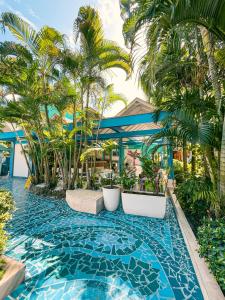 uma piscina num resort com palmeiras em Hotel Cocoplum Beach em San Andrés