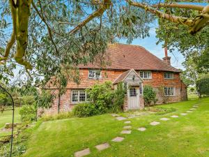 an old brick house on a green yard at 4 Bed in Icklesham BT067 in Icklesham