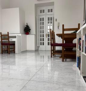 Perpustakaan di apartmen