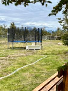 un gran trampolín en un parque con una valla en Cabañas La Querencia Tolhuin en Tolhuin