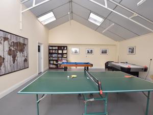 una habitación con una mesa de ping pong. en 3 Bed in Wolsingham 36671 en Wolsingham