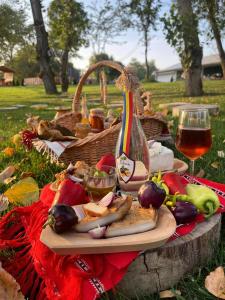een tafel met een bord eten en een glas wijn bij Potcoava Dunarii in Suhaia