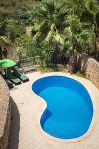 A piscina localizada em 4 Bedroom Farmhouse with Private Pool & Views ou nos arredores