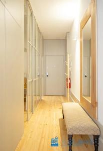 een hal met een bank in het midden van een kamer bij Porto Almada Design Loft in Porto