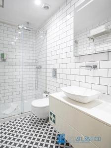 een witte badkamer met een wastafel en een toilet bij Porto Almada Design Loft in Porto