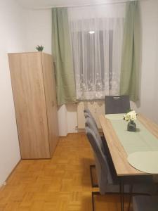 Zimmer mit einem Tisch, Stühlen und einem Fenster in der Unterkunft ST4 Apartment in Triberg