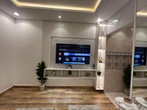 um quarto com uma televisão de ecrã plano na parede em Riyadh season studio em Riade