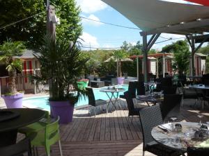Bazén v ubytování Ambiance Hotel nebo v jeho okolí