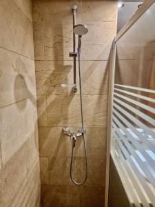 eine Dusche mit Duschkopf im Bad in der Unterkunft SR Carib Playa Marbella in Marbella