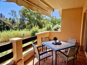 eine Terrasse mit einem Tisch und Stühlen auf dem Balkon in der Unterkunft SR Carib Playa Marbella in Marbella