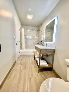 uma casa de banho com um lavatório e um espelho em Francisco Bay Inn em São Francisco