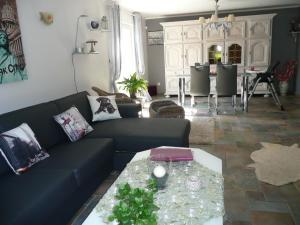 un soggiorno con divano e tavolo di Ferienwohnung "Sweet Home" a Eupen