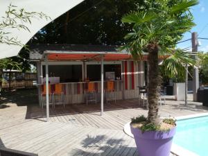Bazén v ubytování Ambiance Hotel nebo v jeho okolí