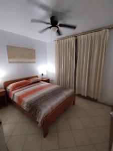 Un pat sau paturi într-o cameră la Atacames Hermosa Vista y Comodidad
