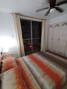 a bedroom with a bed and a ceiling fan at Atacames Hermosa Vista y Comodidad in Atacames