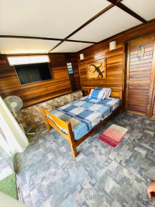 ein Schlafzimmer mit einem Bett in einem Zimmer in der Unterkunft Casa Lobos in Lobitos