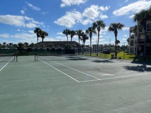 einen Tennisplatz mit Palmen im Hintergrund in der Unterkunft Ocean Village Club B-17 in St. Augustine