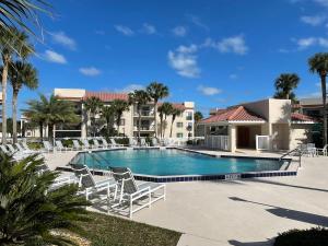einen Pool mit Liegestühlen in einem Resort in der Unterkunft Ocean Village Club B-17 in St. Augustine