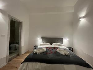 a bedroom with a bed with two towels on it at La Nicchia in Bari