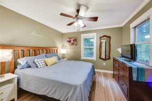 - une chambre avec un lit et un ventilateur de plafond dans l'établissement Family-Friendly Twin Lakes Home Near Lake Mary!, à Twin Lakes