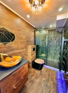 Un baño con ducha de cristal y lavabo. en Canarias Bungalow, en Saint-Jeannet