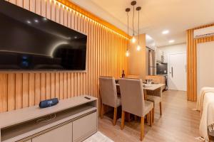 TV a/nebo společenská místnost v ubytování Luxuoso Loft em Condomínio com Piscina a 150m do Mar